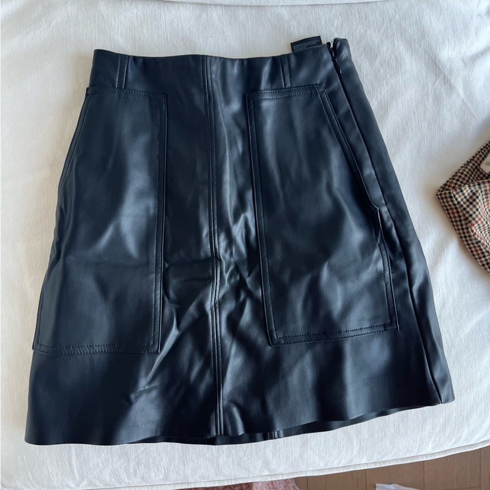 H&M Leather-look skirt NWOT classic closet staple
